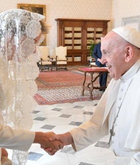 Imagen secundaria 2 - Arriba; el Papa Francisco recibiendo la visita de los Reyes de Bélgica. Izquierda; El Rey Felipe estrechando la mano con el pontífice. Derecha; la Reina Matilde dándole la mano al Papa Francisco