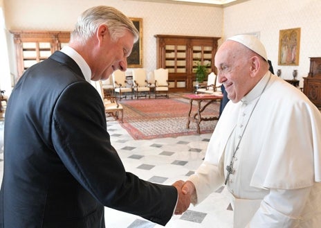 Imagen secundaria 1 - Arriba; el Papa Francisco recibiendo la visita de los Reyes de Bélgica. Izquierda; El Rey Felipe estrechando la mano con el pontífice. Derecha; la Reina Matilde dándole la mano al Papa Francisco