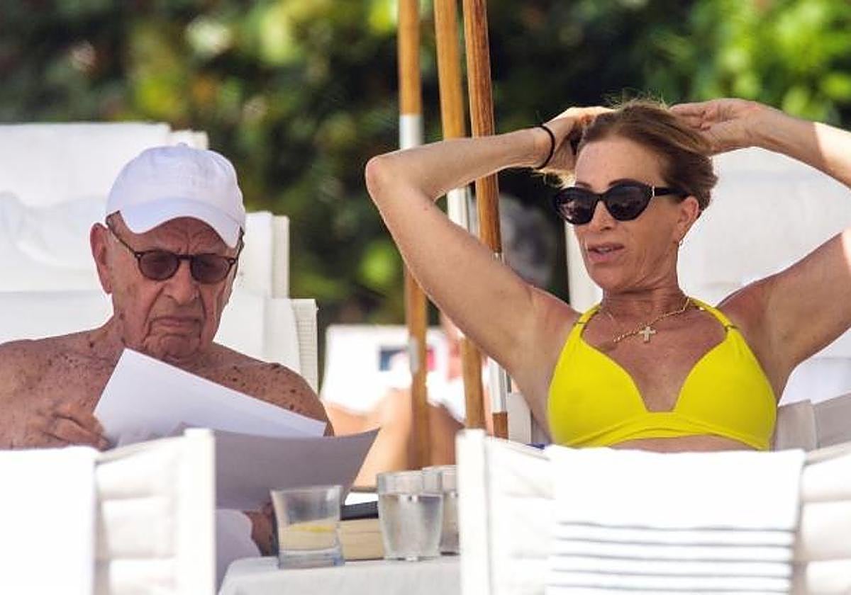 El magnate Rupert Murdoch junto a su ex Ann-Lesley Smith