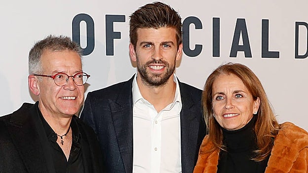 Gerard Piqué junto a sus padres