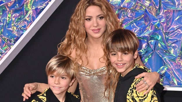 Shakira junto a sus hijos