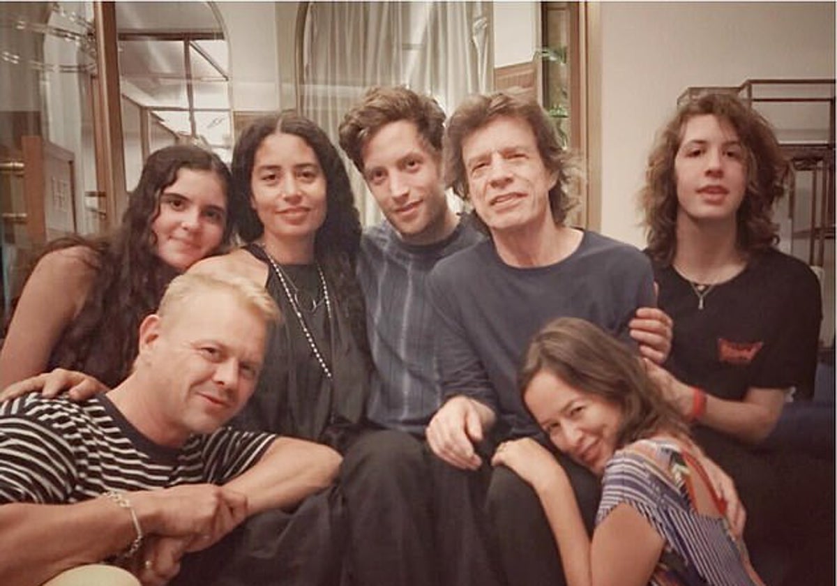 Mick Jagger con algunos de sus hijos