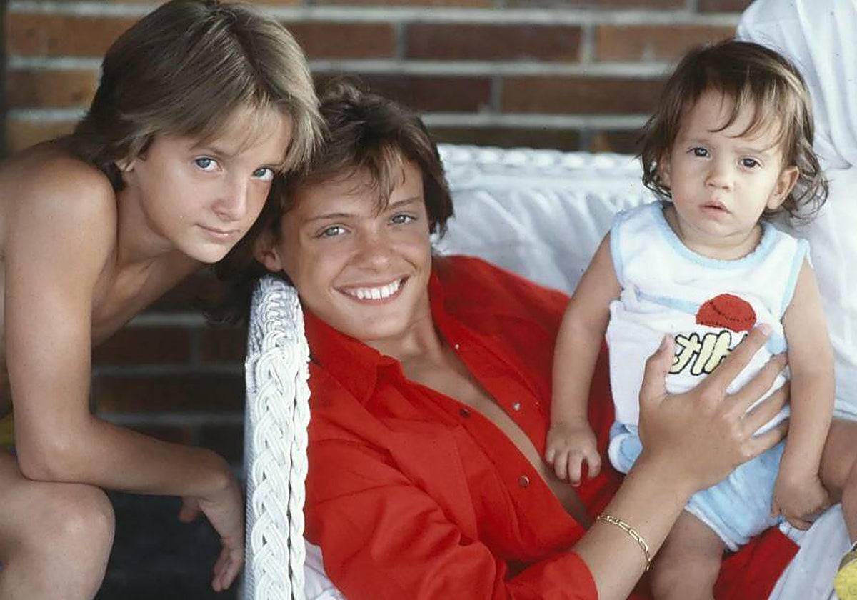 Luis Miguel junto a sus dos hermanos