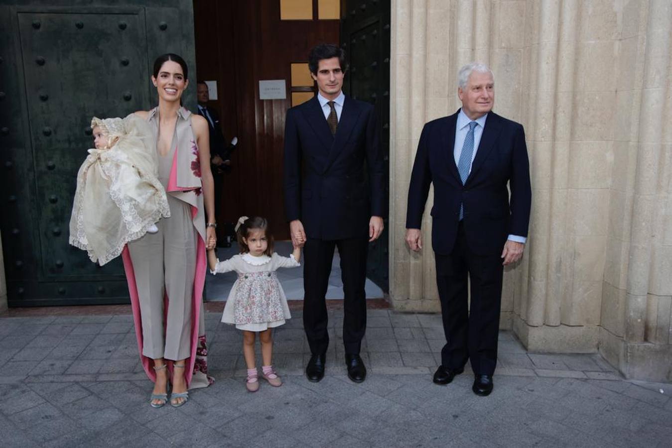 Sofía Palazuelo sostiene en brazos a la pequeña Sofía, mientras coge de la mano a su otra hija, junto a su marido Fernando Fitz-James Stuart y el duque de Alba, Carlos Fitz-James Stuart Martínez de Irujo