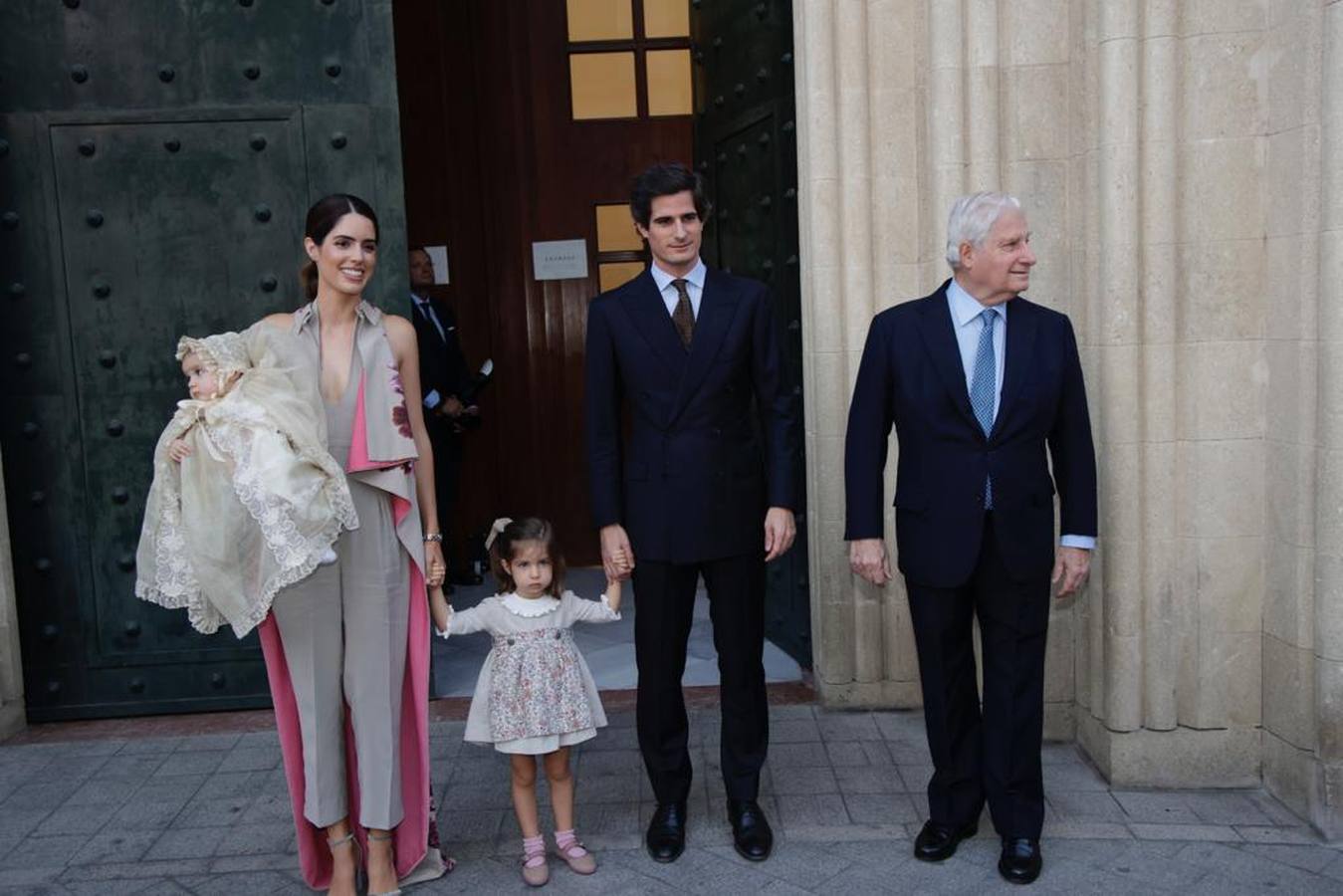 Sofía Palazuelo sostiene en brazos a la pequeña Sofía, mientras coge de la mano a su otra hija, junto a su marido Fernando Fitz-James Stuart y el duque de Alba, Carlos Fitz-James Stuart Martínez de Irujo