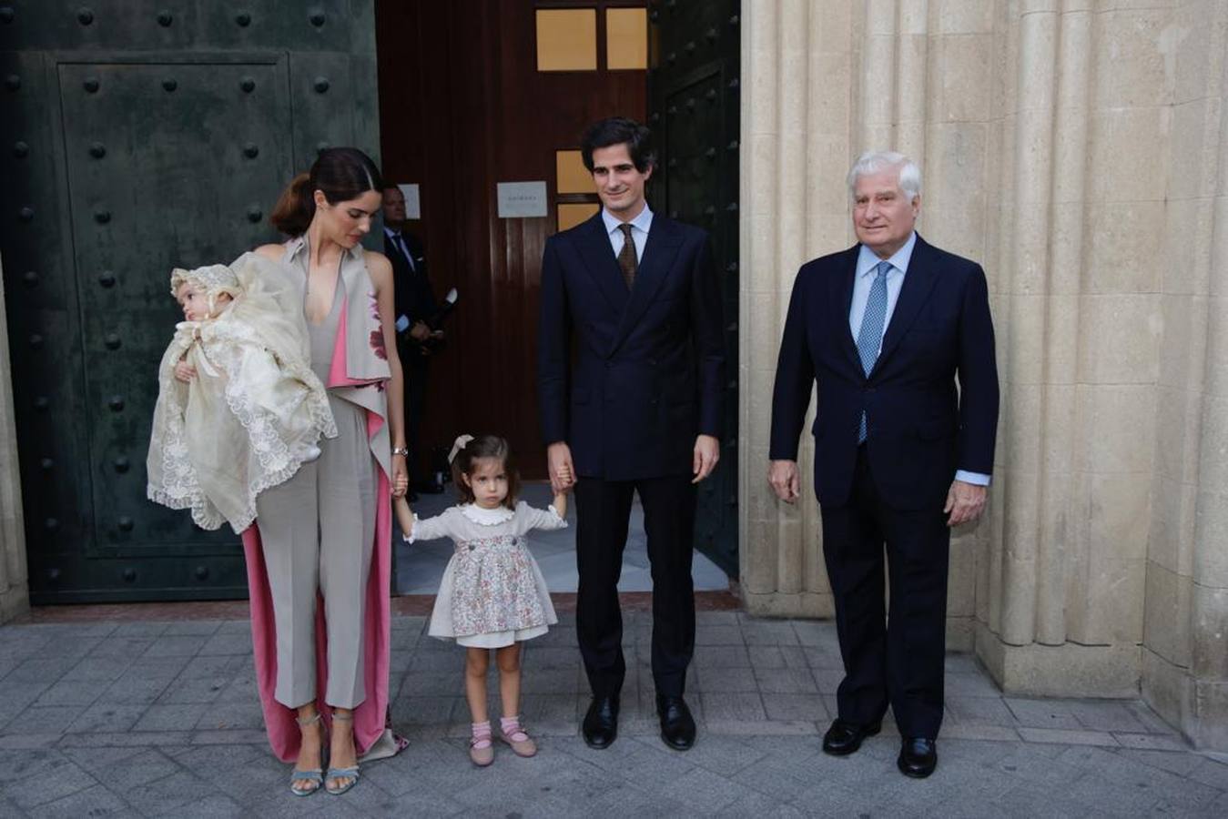 Sofía Palazuelo sostiene en brazos a la pequeña Sofía, mientras coge de la mano a su otra hija, junto a su marido Fernando Fitz-James Stuart y el Duque de Alba, Carlos Fitz-James Stuart Martínez de Irujo