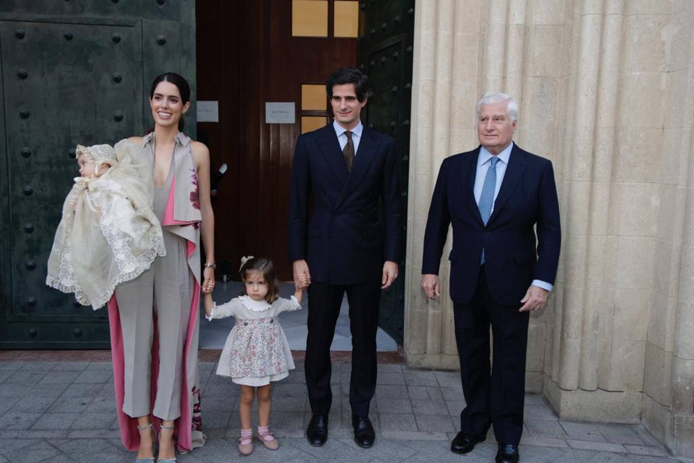 Sofía Palazuelo sostiene en brazos a la pequeña Sofía, mientras coge de la mano a su otra hija, junto a su marido Fernando Fitz-James Stuart y el duque de Alba, Carlos Fitz-James Stuart Martínez de Irujo