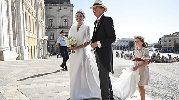 La novia ha lucido un vestido blanco con un velo clásico y una tiara de 800 diamantes