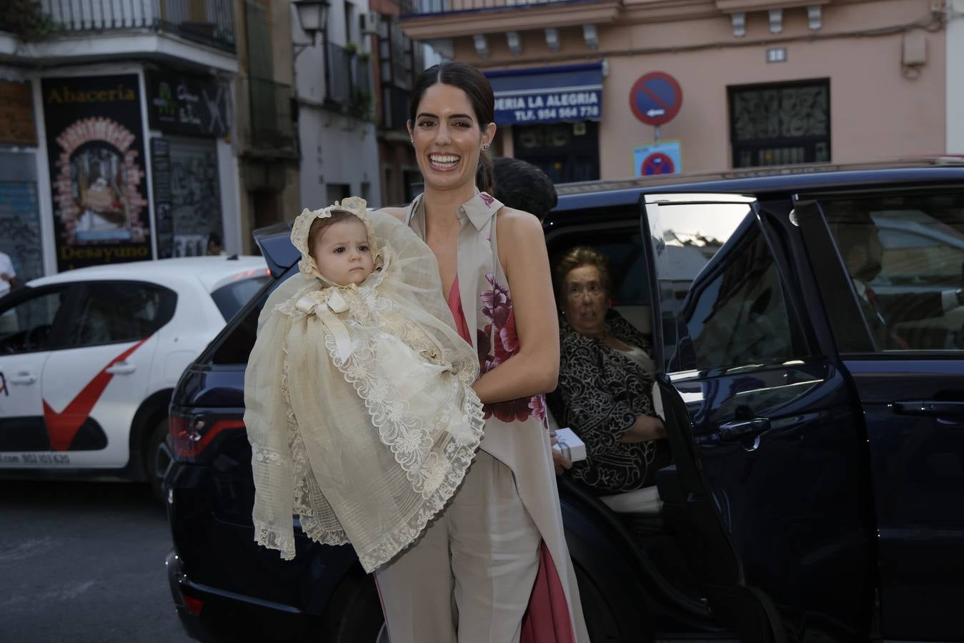 Sofía Palazuelo, llevando en brazos a su hija Sofía 