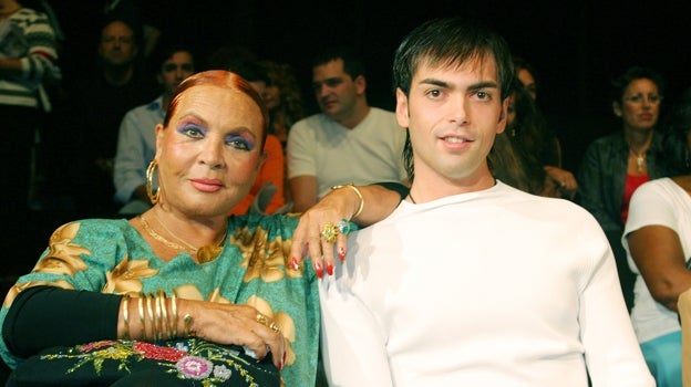 Zeus Montiel con su madre, Sara Montiel, en 2004