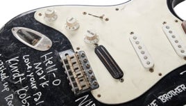 Vendida por 550.000 euros una guitarra destrozada por Kurt Cobain