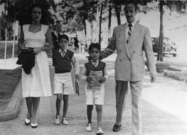 Julio Iglesias y su hermano Carlos paseando con sus padres por las calles de Madrid