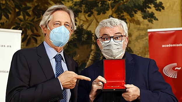 Josema Yuste y Millán Salcedo recibiendo la recibido la Distinción de Honor en los Premios de las Artes Escénicas 2021