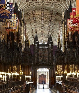 Imagen secundaria 2 - Arriba; fachada del Palacio de Buckingham. Izquierda; el castillo de Windsor. Derecha; la capilla de San Jorge