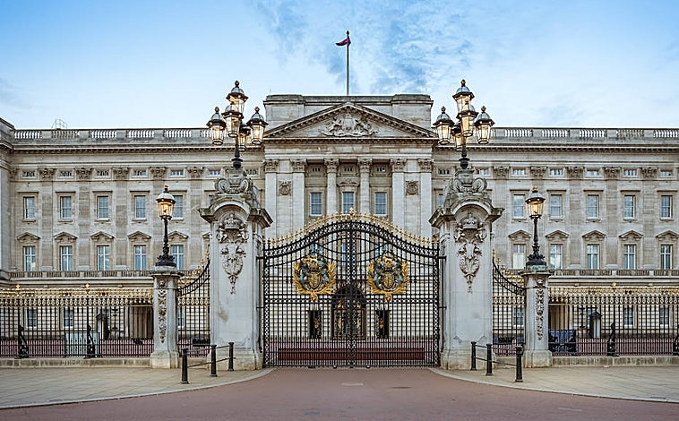 Imagen principal - Arriba; fachada del Palacio de Buckingham. Izquierda; el castillo de Windsor. Derecha; la capilla de San Jorge