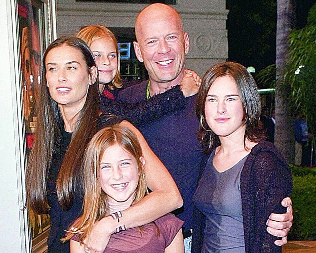 Bruce Willis y Demi Moore junto a sus tres hijas en una imagen de archivo de 2001