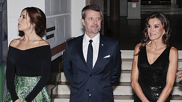 Mary y Federico de Dinamarca junto a la Reina Letizia