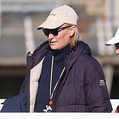 María Zurita visita al Rey Juan Carlos en Sanxexo, junto a sus padres y su hijo