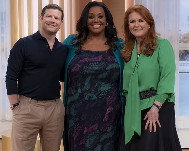 Alison Hammond y Dermot O'Leary junto a Sarah Ferguson