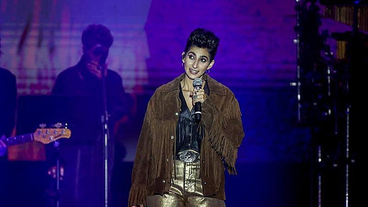 Alba Flores sorprende cantando 'No dudaría' junto a su tía Rosario en el homenaje a su padre