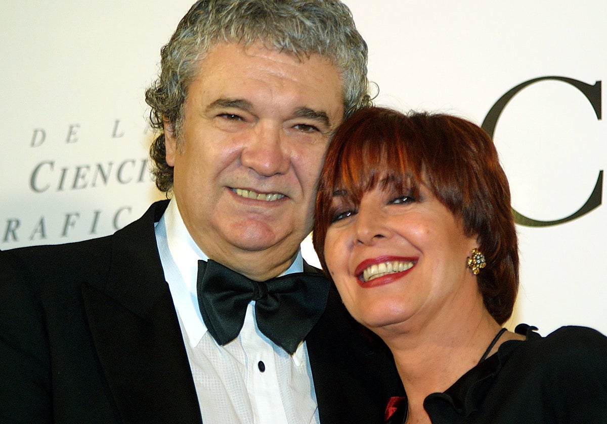 Paco Marsó y Concha Velasco en la entrega de la Medalla de Oro de la Academia de las Artes en 2003