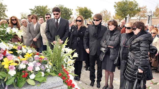Concha Velasco junto a sus dos hijos Paco y Manuel en el entierro de su exmarido Paco Marsó en noviembre de 2010