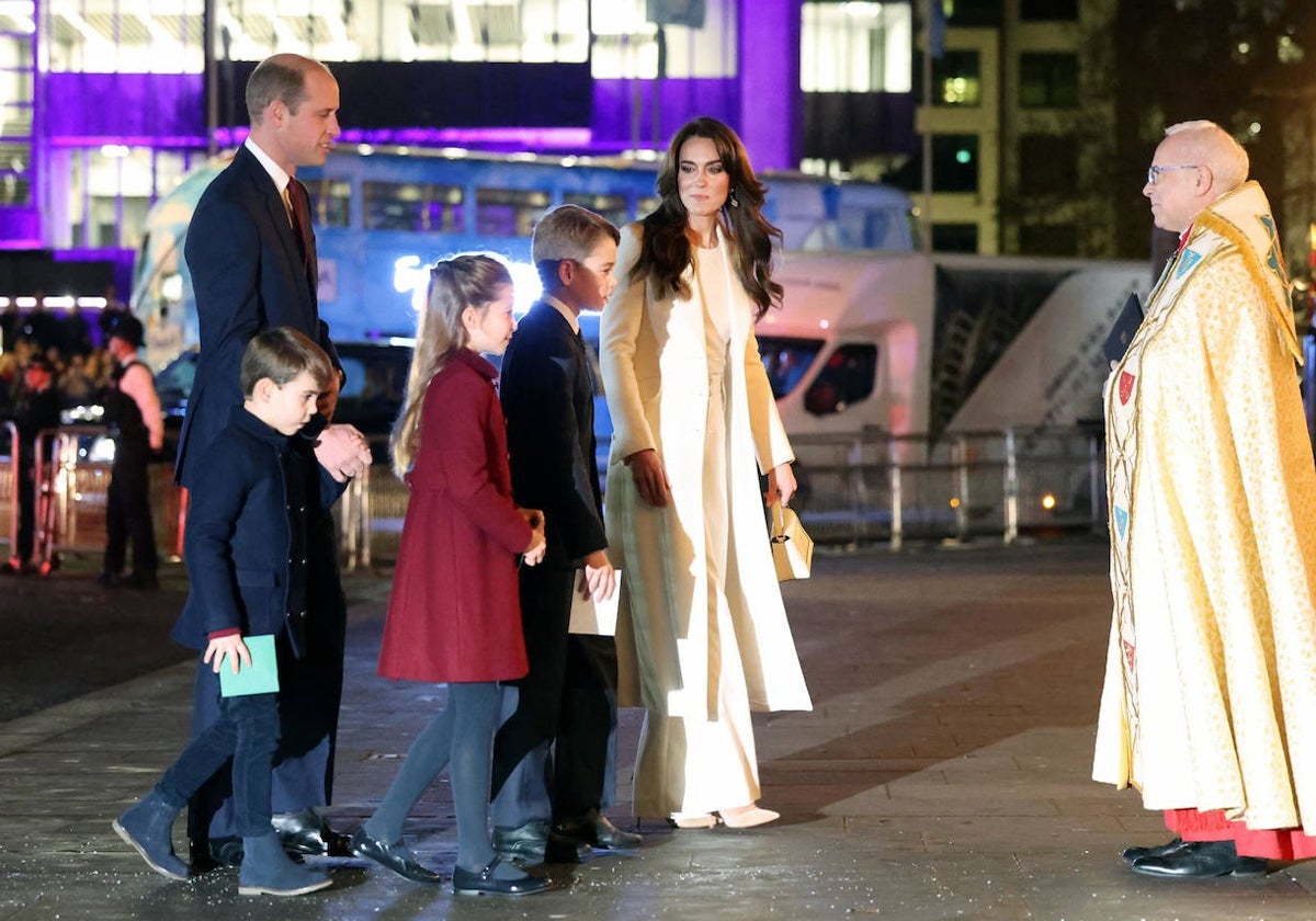 Los Príncipes de Gales junto a sus tres hijos