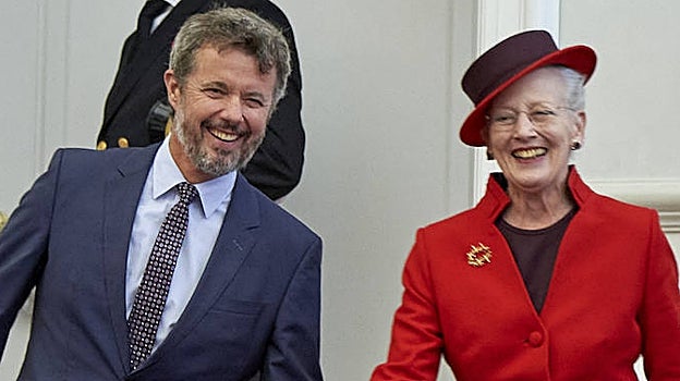 El Príncipe Federico junto a su madre, la Reina Margarita I de Dinamarca
