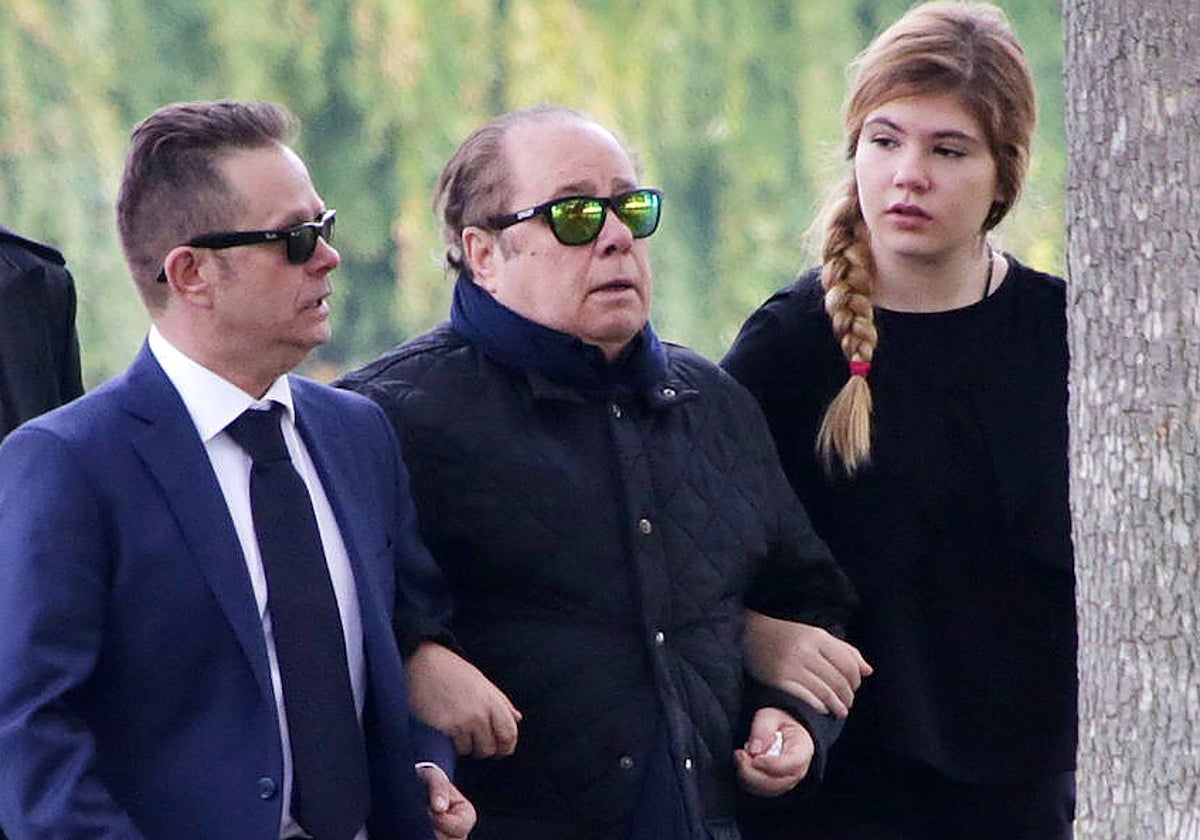 Paco Arévalo, arropado durante el entierro de su mujer Elena, en 2015