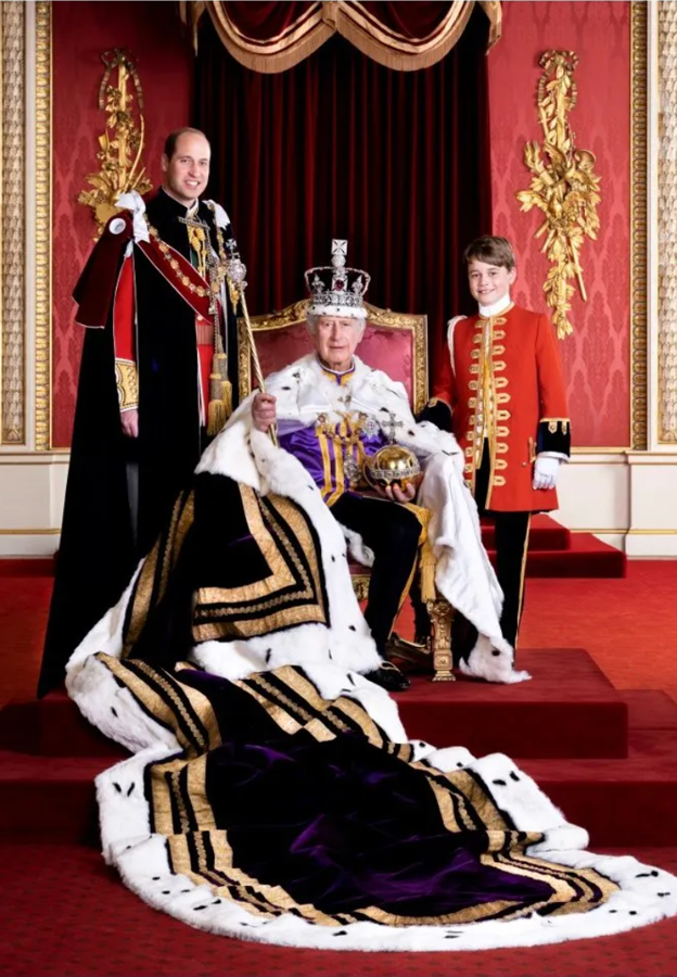 El Rey Carlos III junto a su hijo y su nieto