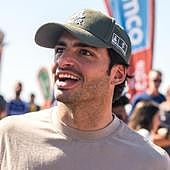 Carlos Sainz presenta en sociedad a su nueva novia: así es la modelo Rebecca Donaldson