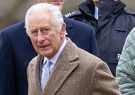 El Rey Carlos III de Inglaterra llega al hospital para operarse de un agrandamiento de próstata, según medios británicos
