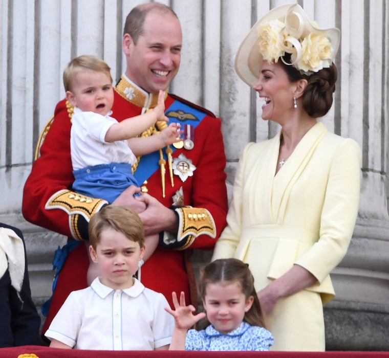 Los Príncipes de Gales junto a sus tres hijos