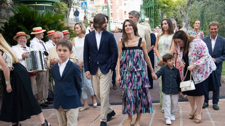 Carlota y Dimitri con sus dos hijos Balthazar, de cinco cogido de su mano y Raphaël, de 10 años, delante