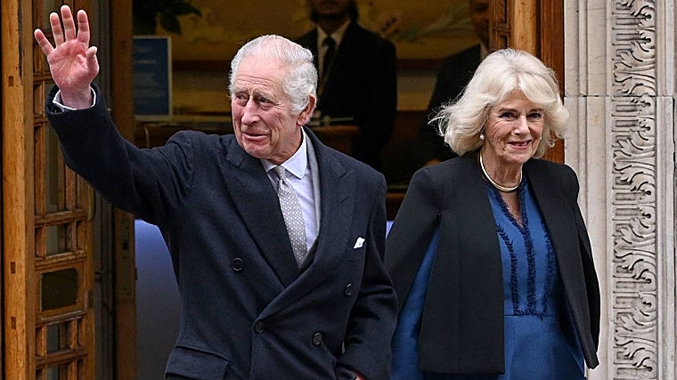 El Rey Carlos III y la Reina Camila saliendo de The London Clinic