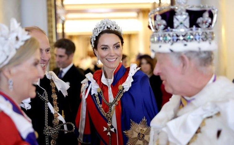 Imagen principal - Arriba, Kate mirando al Rey Carlos III el día de la coronación. Izquierda, la Princesa de Gales en un vehículo militar blindado de siete toneladas, equipado con ametralladora. Derecha; Adelaide Cottage, donde permanecerá hasta después de Semana Santa