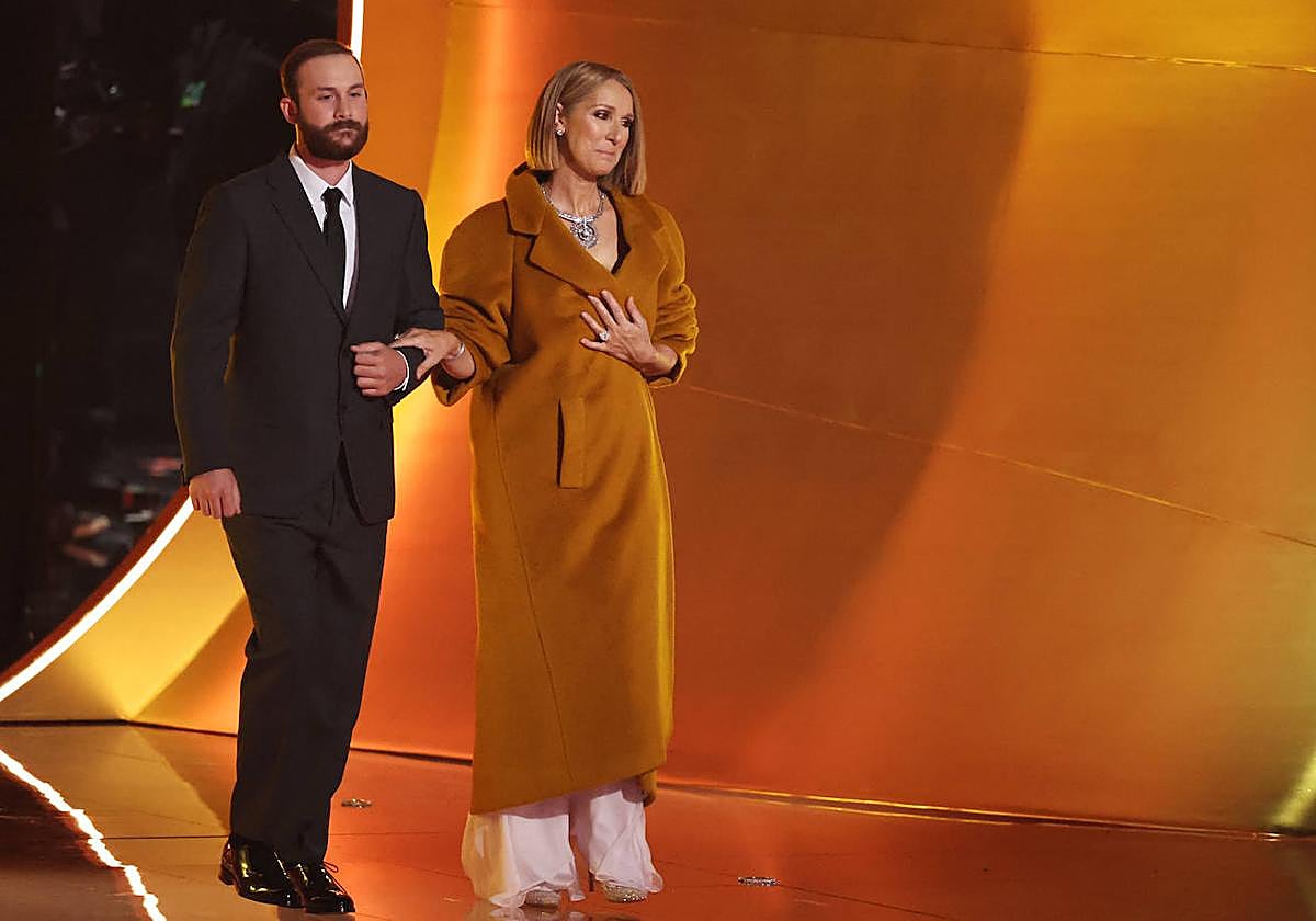 Celine Dion, del brazo de su hijo a su entrada al escenario