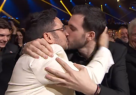 Quién es Alejandro Navas, el joven 21 años menor con el que Bayona se dio un beso en los Premios Goya