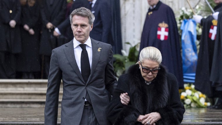 Manuel Filiberto de Saboya junto a su madre, durante el funeral de su padre