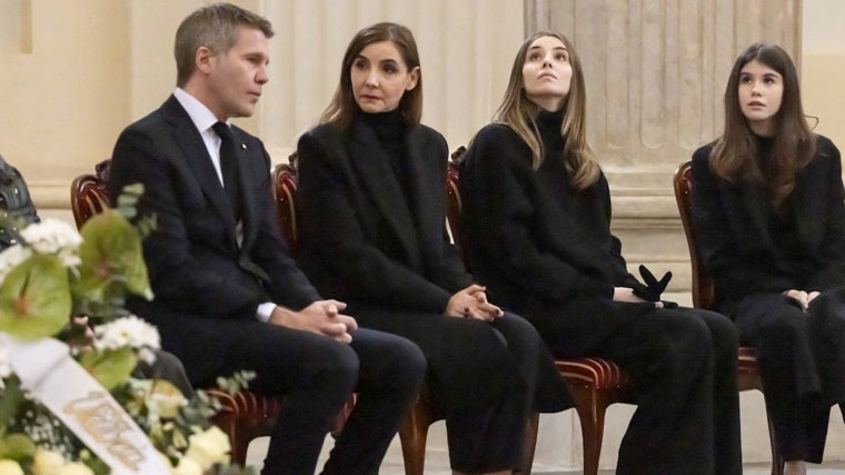 Manuel Filiberto de Saboya junto a su mujer y sus hijas durante el funeral de su padre