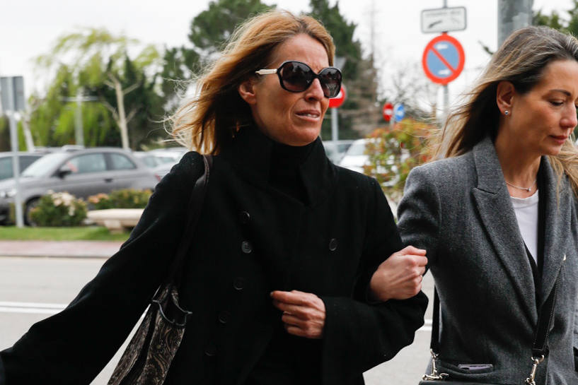 Mónica Martín Luque en la capilla ardiente de Fernando Gómez-Acebo