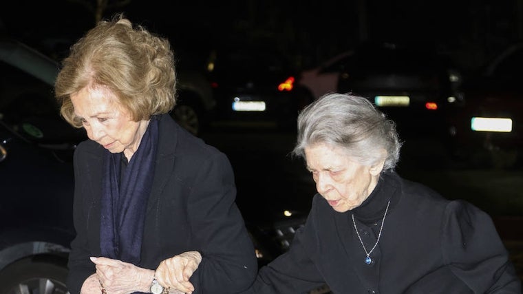 Doña Sofía y su hermana Doña Irene acudiendo al velatorio