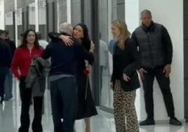 Rosalía se funde en un abrazo con Amancio Ortega en su visita a Inditex