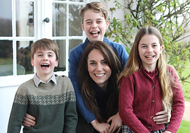 Varias agencias de noticias retiran la foto de Kate Middleton ofrecida por Palacio por sospechar que ha sido manipulada