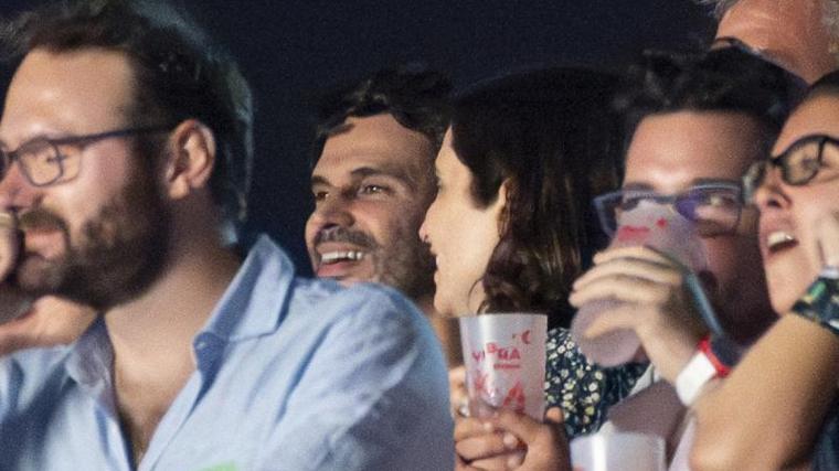 Isabel Díaz Ayuso junto a su pareja, Alberto González, disfrutando del concierto de Robbie Williams en el Festival Mad Cool en julio de 2023