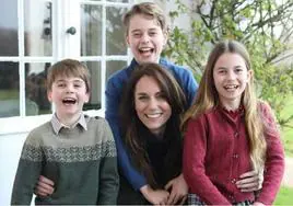 La foto retocada de Kate Middleton salpica a los duques de Sussex: «Meghan nunca habría cometido ese error»