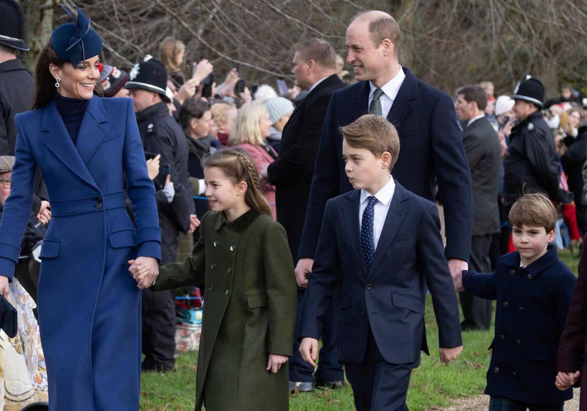 Los Príncipes de Gales junto a sus tres hijos