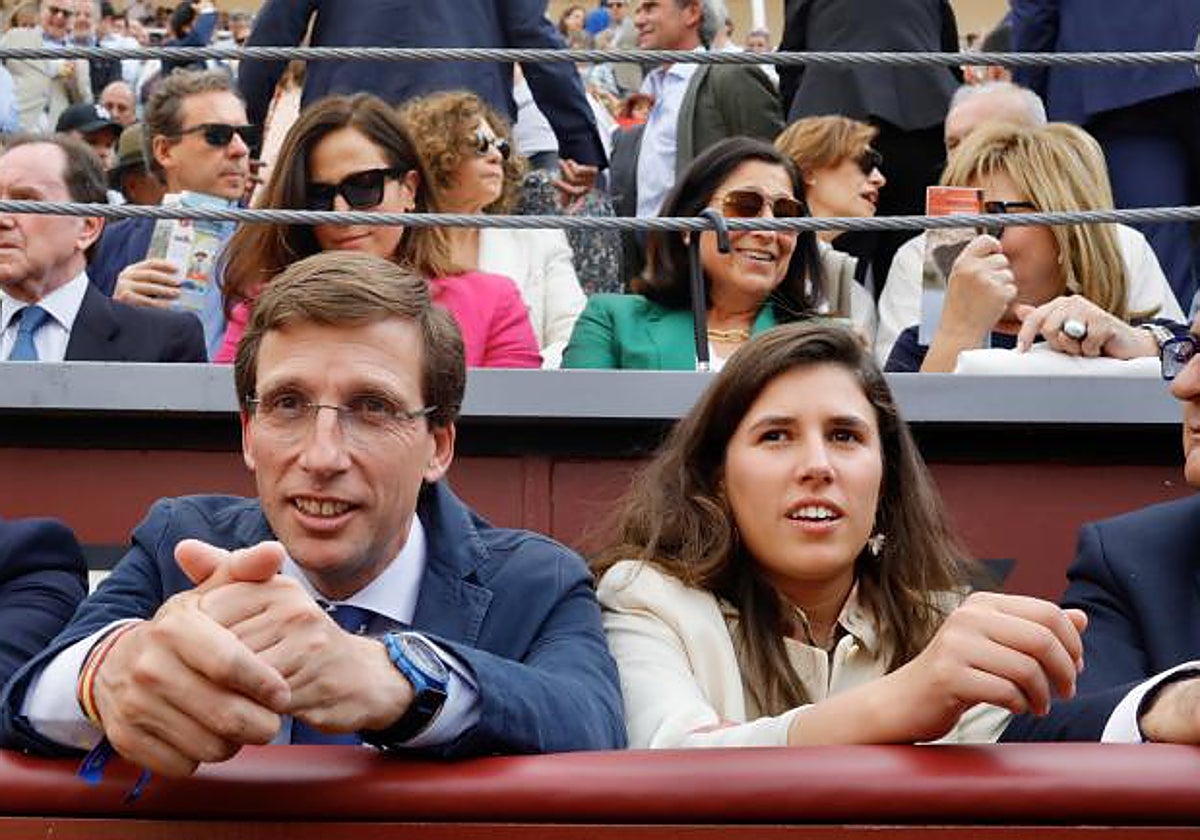 El alcalde y su futura mujer, durante los toros por San Isidro en 2023