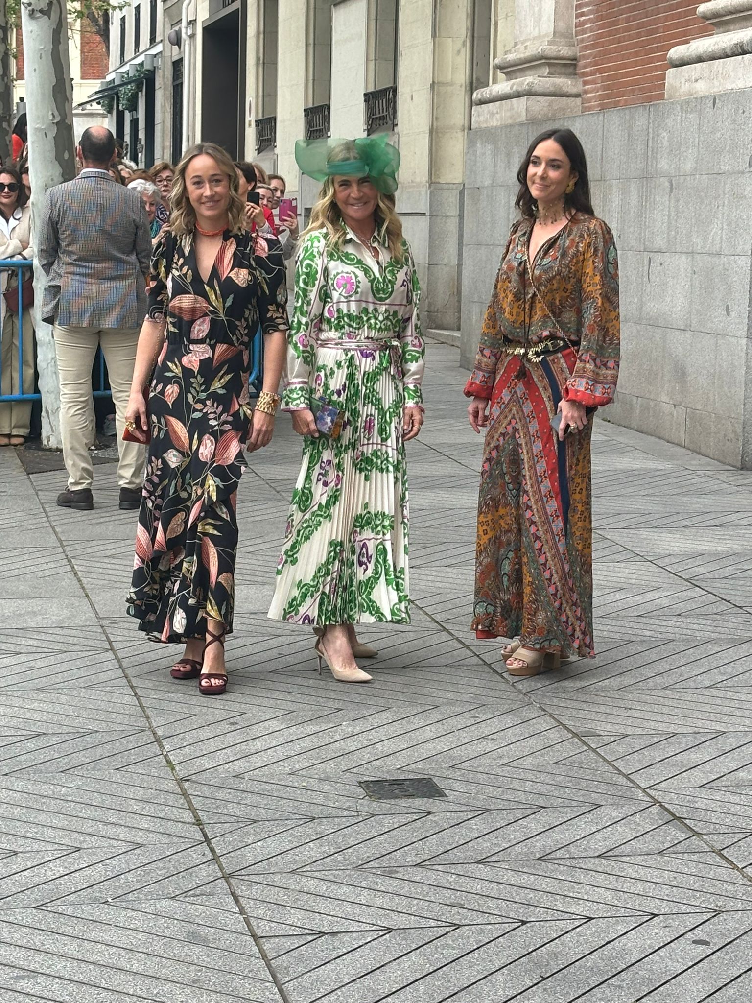 Teresa de la Cierva, junto a su hija Inés y su futura nuera