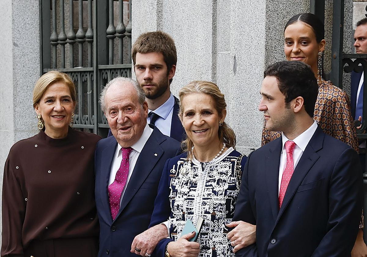 Ovación a Juan Carlos I en la calle Serrano a su llegada a la boda de Martínez-Almeda y Teresa Urquijo